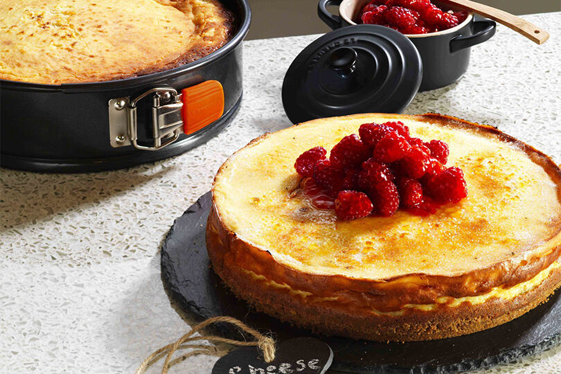Heavy Gauge Metal Springform Round Cake Tin | Le Creuset